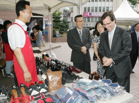 외환은행은 5일 본점 명동쪽 야외공간에서 &#039;KEB 직원과 함께 하는 사랑의 자선 바자회&#039;를 실시했다고 6일 밝혔다. 리처드 웨커 은행장(오른쪽)이 행사 중 행운권을 추첨하고 있다.