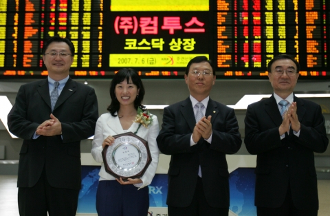 상장기념패 전달 후 기념촬영  左로부터 유상호 한국투자증권 사장, 박지영컴투스 대표이사, 곽성신 증권선물거래소 코스닥시장 본부장, 김재찬 코스닥상장법인협의회 부회장