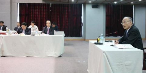 김신일 교육부총리가 재단의 현안 및 중점추진업무에 대한 설명을 경청하고 있다. (사진 왼쪽부터 우제창 사무총장, 허상만 이사장, 김신일 교육부총리)