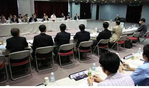 김신일 교육부총리가 허상만 이사장 이하 재단 임직원 40여명이 참석한 가운데 회의하고 있다.