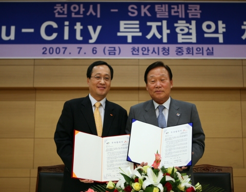 SK텔레콤(사장 金信培, www.sktelecom.com)는 6일 천안시와 천안 u-City 조성 및 u-서비스 구현을 위한 민간투자협약을 체결했다. 사진은 천안시청에서 협약을 체