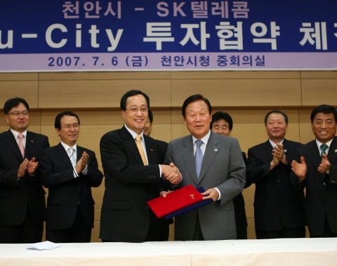 SK텔레콤(사장 金信培, www.sktelecom.com)는 6일 천안시와 천안 u-City 조성 및 u-서비스 구현을 위한 민간투자협약을 체결했다. 사진은 천안시청에서 협약을 체