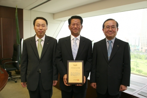 산업은행 본점에서 열린 &#039;KDB 글로벌스타&#039; 인증패 전달식에서 허문회 산업은행 상장기업 금융본부장(왼쪽), 김상근 상보 대표(가운데), 김종배 산업은행 부총재 (오른쪽)가 포즈를 취하고 있다.
