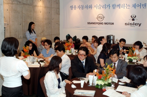 쌍용자동차는 7월 6일 청담동 하우스워크에서 시슬리와 함께 체어맨 고객을 20쌍을 초청하여 뷰티 클래스 이벤트를 실시 했다. 사진은 시슬리의 교육담당 윤지희 팀장이 여름철 스킨케어