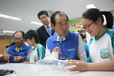 삼성전자 윤종용 부회장(공학한림원 회장)이 6일 오후 삼성전자 직원들과 함께 수원 영동초등학교에서 '주니어 공학기술교실' 일일 선생님으로 활동했다. 윤 부회장이 