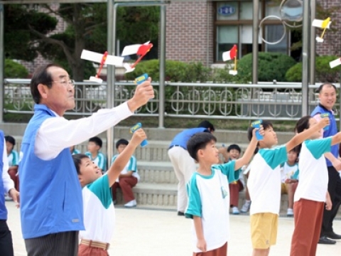 삼성전자 윤종용 부회장(공학한림원 회장)이 6일 오후 삼성전자 직원들과 함께 수원 영동초등학교에서 '주니어 공학기술교실' 일일 선생님으로 활동했다. 윤 부회장이 