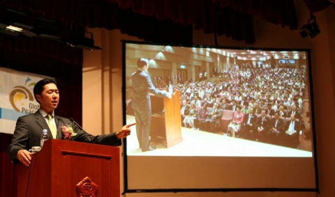 문현진 WCSF조직위원장이 하나님 아래 인류한가족을 통한 평화세계실현을 강조하고 있다.