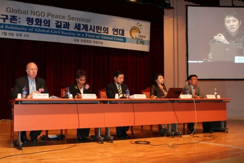 글로벌피스세미나 발표 및 논평자, 왼쪽부터 토마스왈시 UPF사무총장, 에바 라쌈 국제인권지도의 회장, 박흥순 선문대 UN학 교수(사회), 이신화 고려대 정치학 교수, 김일수 충북대 정치학 교수.