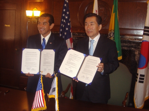 인천시는 LA시와 국제교류증진을 위한 양해각서를 2007. 7. 7일 미국 LA시청에서 체결하였다고 밝혔다.