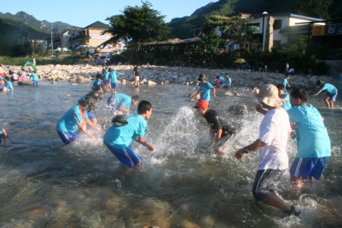 여름방학 캠프 참가자들의 즐거운 물놀이 모습