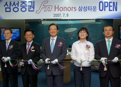삼성증권은 9일, 서초동 삼성타운 삼성생명 빌딩 6층에 국내 최대규모 점포인 'FnHonors 삼성타운'을 오픈했다고 밝혔다. 이날 열린 오픈식에서 배호원 사장(