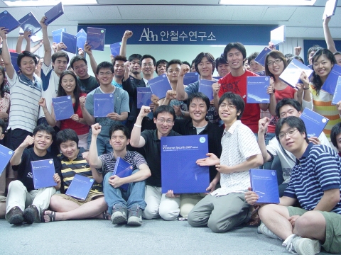 2006해외인터넷청년봉사단 IT담당자들이 안철수연구소에서 제품 교육을 받은 후 기념 촬영을 하고 있다. 