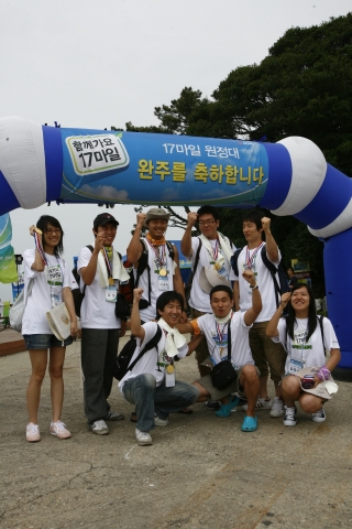 17개 유럽 도시를 탐방할 수 있는 기회를 제공받은 5개 우승팀 중 한 팀인 17age friends가 포즈를 취하고 있는 모습. 