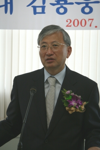충남발전연구원 김용웅 원장