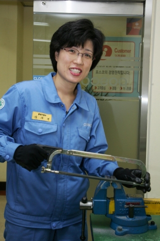 시편을 채취하고 있는 모습