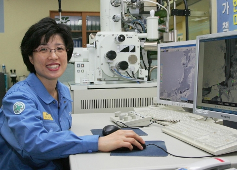 전자현미경 조직사진화면을 보면서 비금속개재물을 분석하고 있다.