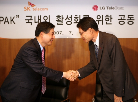 SK텔레콤과 LG텔레콤은 11일 서울 소공동 롯데호텔에서 SK텔레콤의 휴대폰 UI통합 플랫폼인 ‘T-PAK’을 공동 사용하는 MOU를 체결하고, ‘T-PAK’의 국내 활성화 및 해