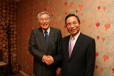 사진 왼쪽 : 미즈호 코퍼레이트 은행, 사이토 히로시 행장 
사진 오른쪽 : 한국산업은행 김창록 총재 