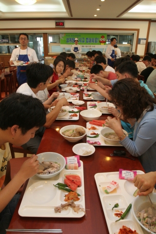 11일 서울 강남구 대치동 호산나전문대학 식당에서 취업포털 커리어 김기태 대표와 임직원들이 직접 끓인 삼계탕을 학생들에게 나누어주고 있다.