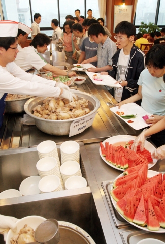 11일 서울 강남구 대치동 호산나전문대학 식당에서 취업포털 커리어 김기태 대표와 임직원들이 직접 끓인 삼계탕을 학생들에게 나누어주고 있다.