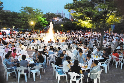 지난 6월 21일(목) 현중어머니회가 마련한 일일호프 행사 장면