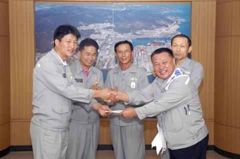 6월 28일(목) 행사를 가진 특전동지회가 수익금을 장애인 생활시설인 「울산 참사랑」에 전달하는 모습.