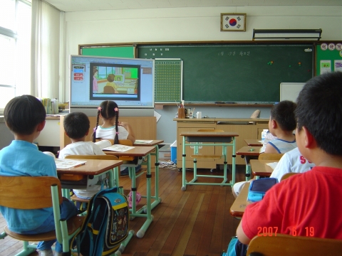 가사초등학교 1학년 학생들이 멀티미디어 영상과 학습교재를 통해 논술학습을 하고 있다.