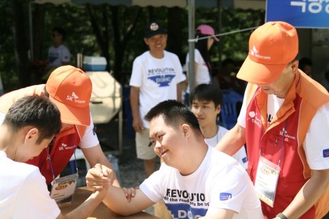 SK텔레콤 수도권마케팅본부는 장애인 직업재활시설인 열림일터 소속 장애인들과 함께7월 11일부터 13일까지 경기도 청평에 위치한 청평자연휴양림에서 장애인들의 사회 적응 능력 향상을 