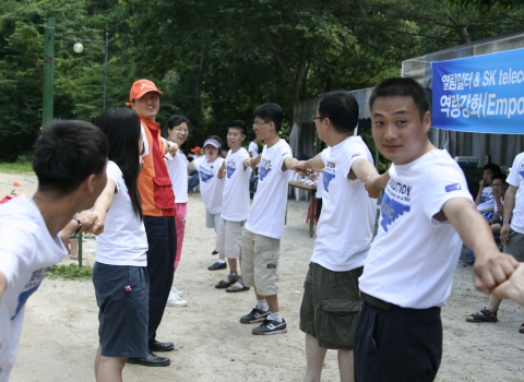 SK텔레콤 수도권마케팅본부는 장애인 직업재활시설인 열림일터 소속 장애인들과 함께7월 11일부터 13일까지 경기도 청평에 위치한 청평자연휴양림에서 장애인들의 사회 적응 능력 향상을 