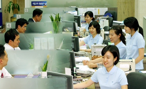 신한은행 전 임직원들이 본격적인 무더위가 시작되는 7월 16일부터 8월말까지 티셔츠를 입고 근무를 한다.