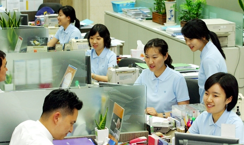 신한은행, 시원한 ‘에너지 절약 티셔츠’ 착용 근무