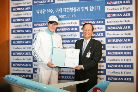 대한항공은 7월 16일(월) 서울 강서구 공항동 대한항공 본사에서 박태환 선수와 명예홍보대사 위촉 및 공식 항공권 후원 조인식을 갖고, 박태환 선수의 2008년 북경 올림픽 금메달