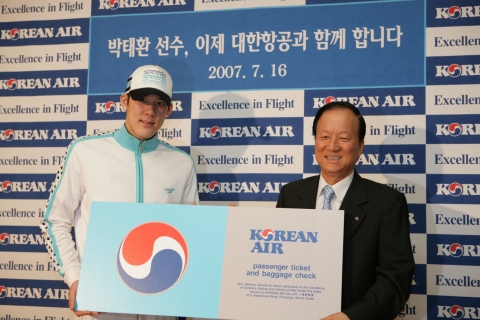 대한항공은 7월 16일(월) 서울 강서구 공항동 대한항공 본사에서 박태환 선수와 명예홍보대사 위촉 및 공식 항공권 후원 조인식을 갖고, 박태환 선수의 2008년 북경 올림픽 금메달