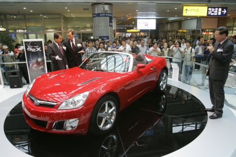 16일 오후 서울 KTX 용산역에 마련된 'GM DAEWOO KTX 테마 라운지' 개막행사에서 GM DAEWOO 마이클 그리말디(Michael Grimaldi) 