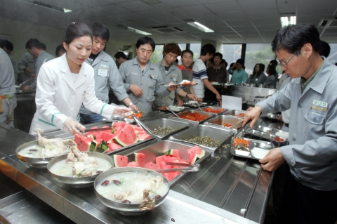 현대중공업이 여름철 보양특식으로 제공할 삼계탕 