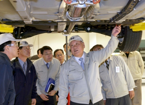 지난 2005년 정몽구 회장이 앨라배마 공장 방문을 방문하여 임직원들과 함께 품질을 직접 점검하고 있는 모습.