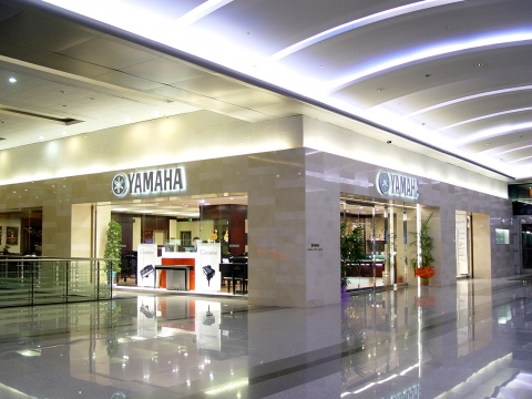 삼성동 코엑스 內‘Yamaha Artist Services Seoul(YASS)’ 국내 연주자들의 커뮤니케이션 센터로 자리 잡고 있는 YASS에서는 High-end악기들의 전시뿐만 콘서트살롱 홀을 통해 실력 있는 연주자, 신인 연주자들의 연주회 장소로 제공하고 있다. 또한 일류 음악가들이 지도하는 상급 음악 클래스인 ‘마스터 클래스(Master Class)’ 와 월드 아티스트 시리즈 공연 등을 진행하고 있다.