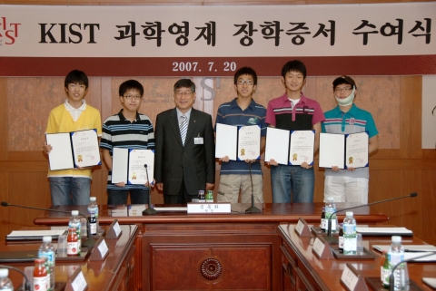 한국과학기술연구원(KIST․원장 금동화)은 7월 20일(금) 우수인력의 이공계 기피현상을 해소하기 위하여 의정부과학고등학교 신상준 학생을 비롯한 4개 과학고등학교 우수학