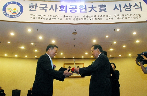 사업자원부 장관상 수상 모습
(좌)신한은행 오상영 부행장 (우)한국신문방송연구원 김흥업 이사장