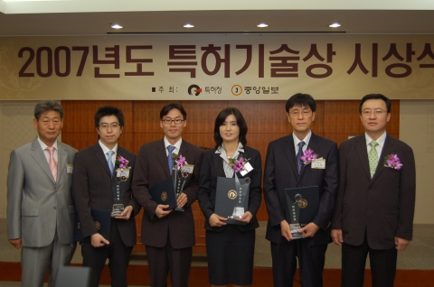 전상우 특허청장을 비롯한 특허기술상  수상자들이 함께 기념촬영을 하고 있다 (사진 오른쪽부터 전상우 특허청장, 권오달 발명자(지석영상(3위)수상), (주)진매트릭스 김수옥 발명자(