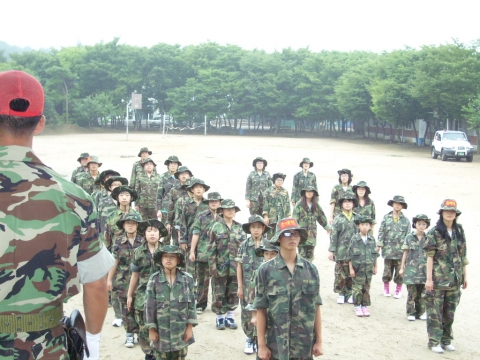 해병대캠프 극기훈련에 참가한 초중고 학생들이 입소식에 앞서 교관으로부터 안내를 듣고있다.