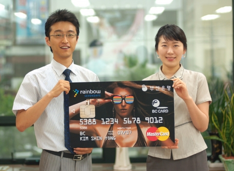 부산은행은 요일별 테마 서비스 및 금융서비스 혜택을 받을 수 있는‘레인보우카드’를 2007년 7월 23일부터 발급한다고 밝혔다.