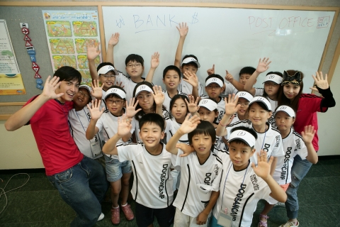 두산중공업이 지난해 처음 실시한 영어캠프에 참가한 직원자녀들이 원어민 강사와 함께 즐거운 한 때를 보내고 있다.  
