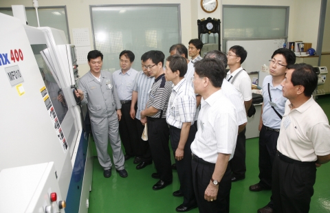 현대중공업에서 체험연수 중인 대구 공업계 교사 일행이 23일(월) CNC(Computer Numerical Control)머신센터 컨트롤룸을 체험하고 있다.