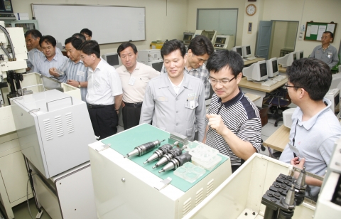 현대중공업에서 체험연수 중인 대구 공업계 교사 일행이 23일(월) CNC(Computer Numerical Control)머신센터 컨트롤룸을 체험하고 있다.