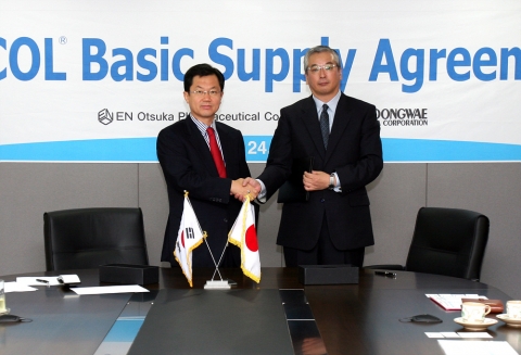 중외제약은 24일 신대방동 본사에서 이경하 중외제약 사장(左)과 이시가키 타카키 EN 오츠카제약 사장(右)이 참석한 가운데 경장영양제 ‘라콜’ 도입 계약을 체결했다.