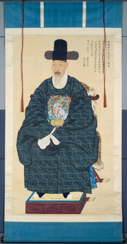 이성유 초상, 冠服本, 조선 1782년, 비단에 채색, 서울 이건일 소장 
 
  관복본의 오른쪽 위에 “함춘군 이성유 70세상(咸春君李聖兪七十歲像)” 이라는 제목과 이성유의 