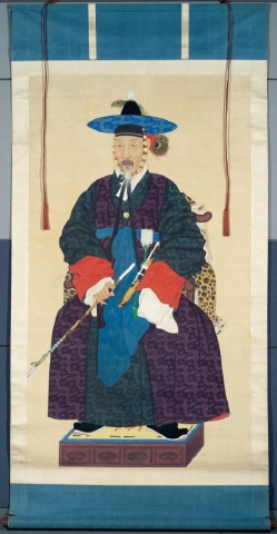이성유 초상, 軍服本, 조선 1782년, 비단에 채색, 서울 이건일 소장  

: 이성유는 공작 깃털이 달린 전립을 쓰고 짙은 청회색 동달이에 자줏빛 전복을 입고 있다. 오른손