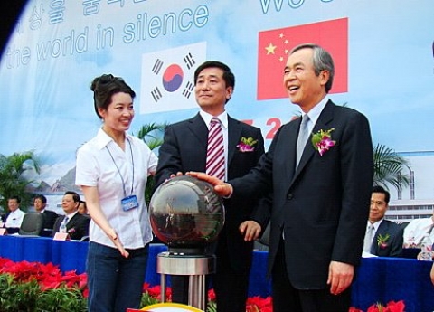 24일 중국 본계강철과 합작한 연산 180만톤 규모의 냉연공장인 본강포항냉연유한공사(本鋼浦項冷延 有限公司)의 종합 준공식에서 이구택 포스코 회장(사진 오른쪽)과 위텐천 본계강철 동