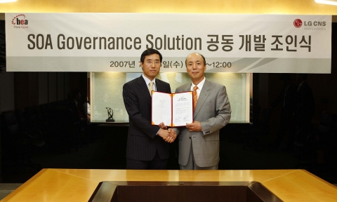김형래 BEA시스템즈코리아 사장(왼쪽)과 고현진 LG CNS 부사장(오른쪽)은 오늘 LG CNS 사옥에서 국내 최초의 &#039;SOA 거버넌스 솔루션&#039; 공동 개발을 위한 전략적 제휴식을 가졌다. 이를 통해 양사는 자동화 기반의 SOA 거버넌스에 대한 리더십 확보는 물론 차별화된 SOA 거버넌스 적용 모델을 제시할 수 있도록 하는 데 적극 협력하게 된다.